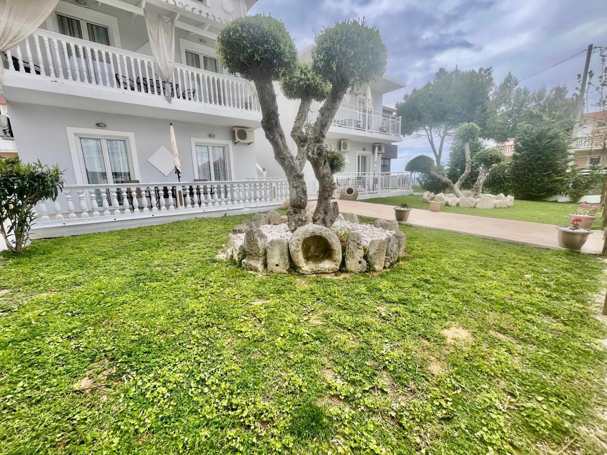 Villa Antonis Deluxe Apartments Amoudi Eksteriør bilde